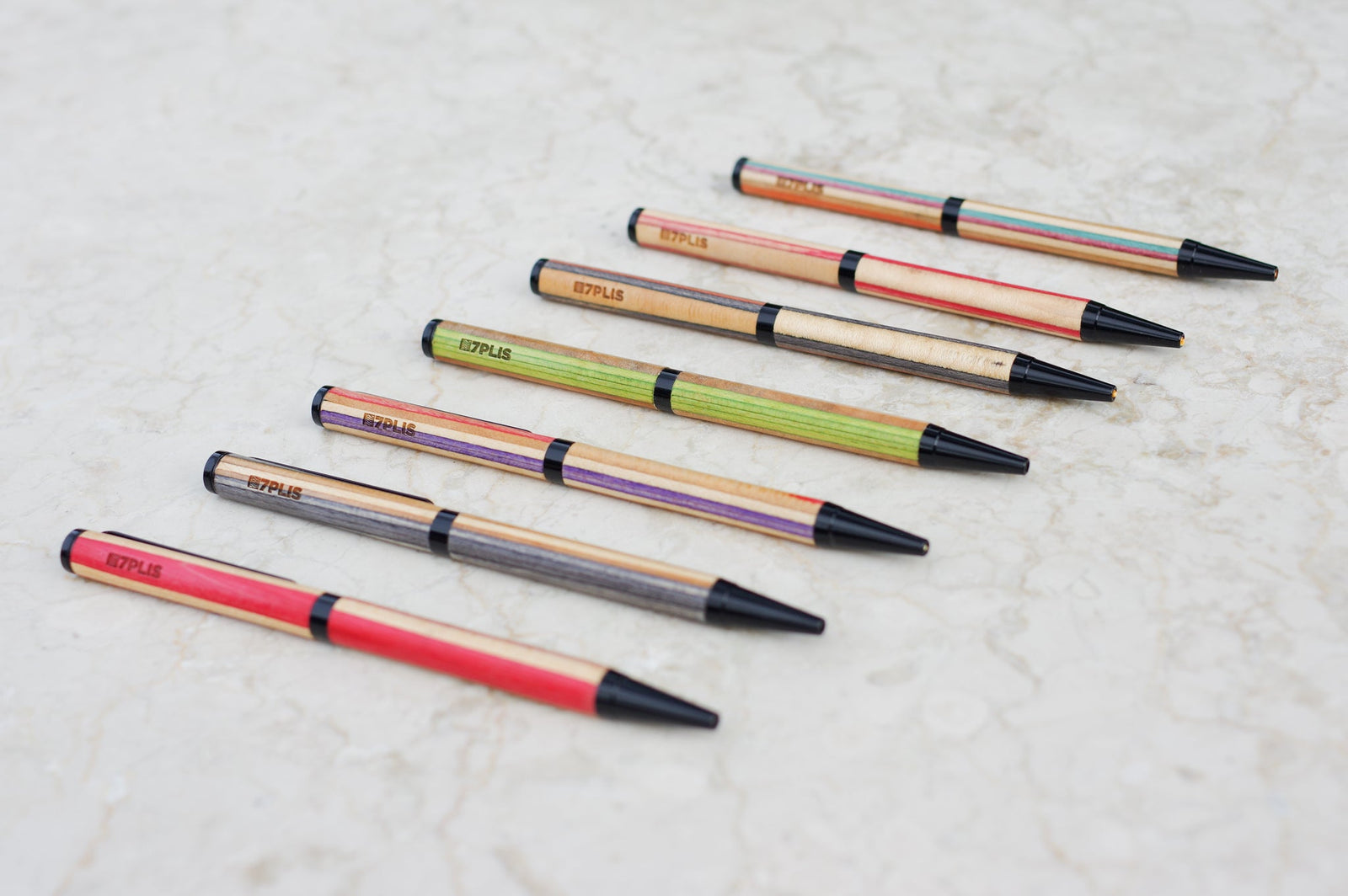 Stylo bille 7PLIS skateboard recyclé violet bleu et bois - 7PLIS