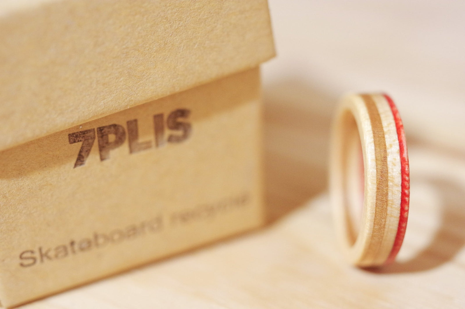 Bague skateboard recyclé 7PLIS rouge et bois - 7PLIS