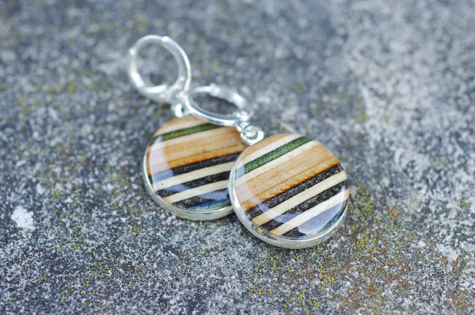 Boucle d'oreille pendante résine & SKATEBOARD recyclé 7PLIS - 7PLIS