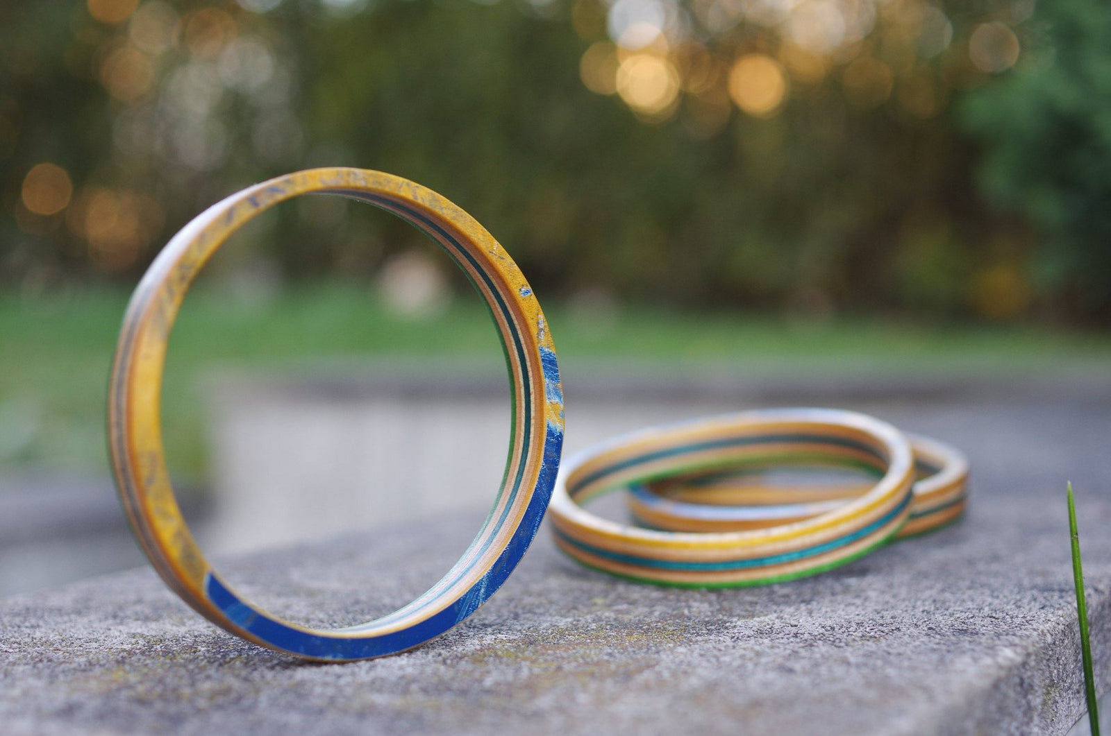 Bracelet vert jaune bleu SKATEBOARD recyclé - 7PLIS