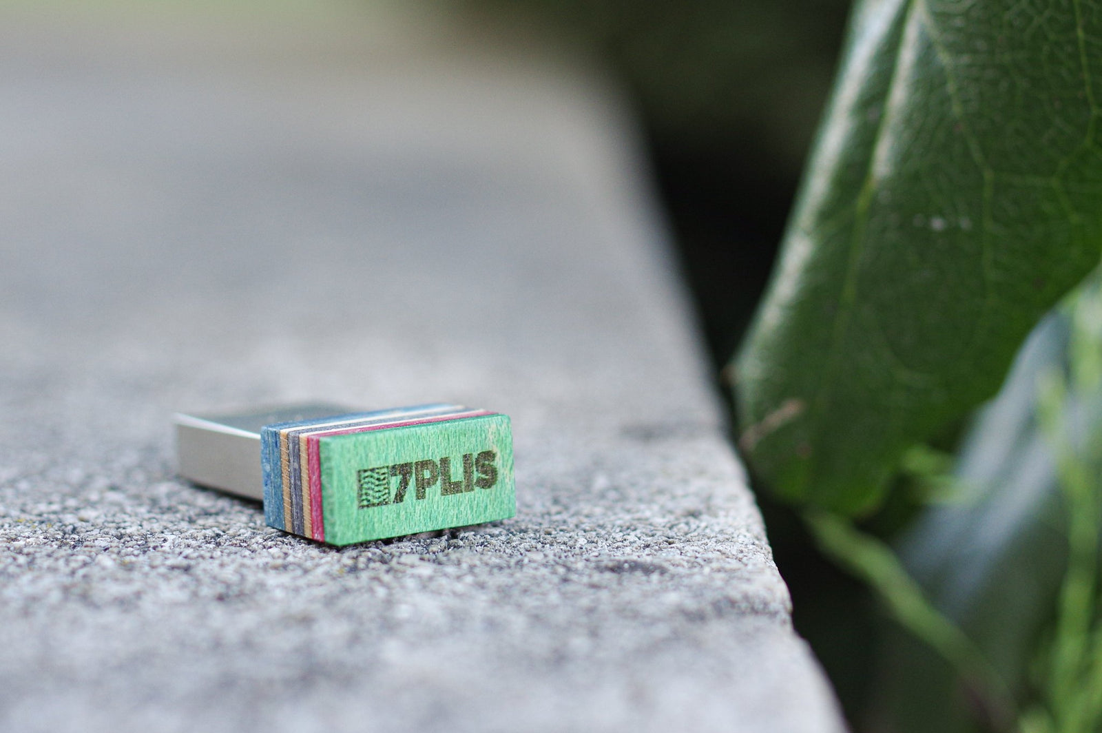 Clé USB en SKATEBOARD recyclé - 7PLIS