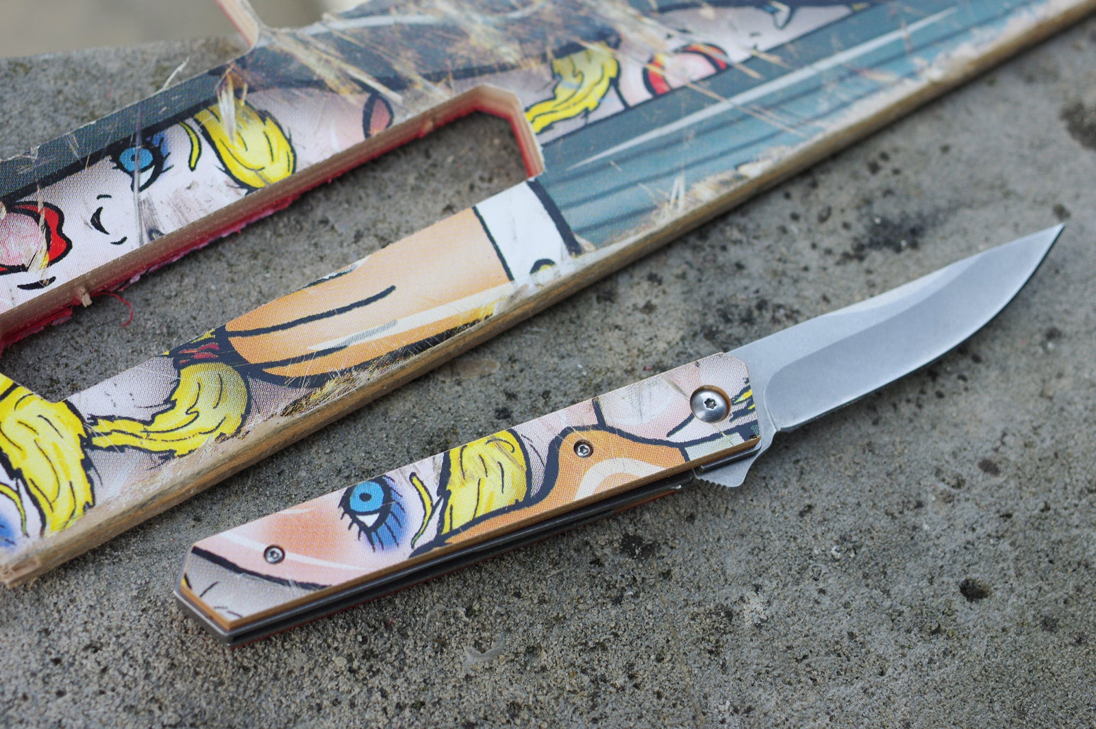 Couteau 7PLIS skateboard recyclé blanc rouge et bleu - 7PLIS