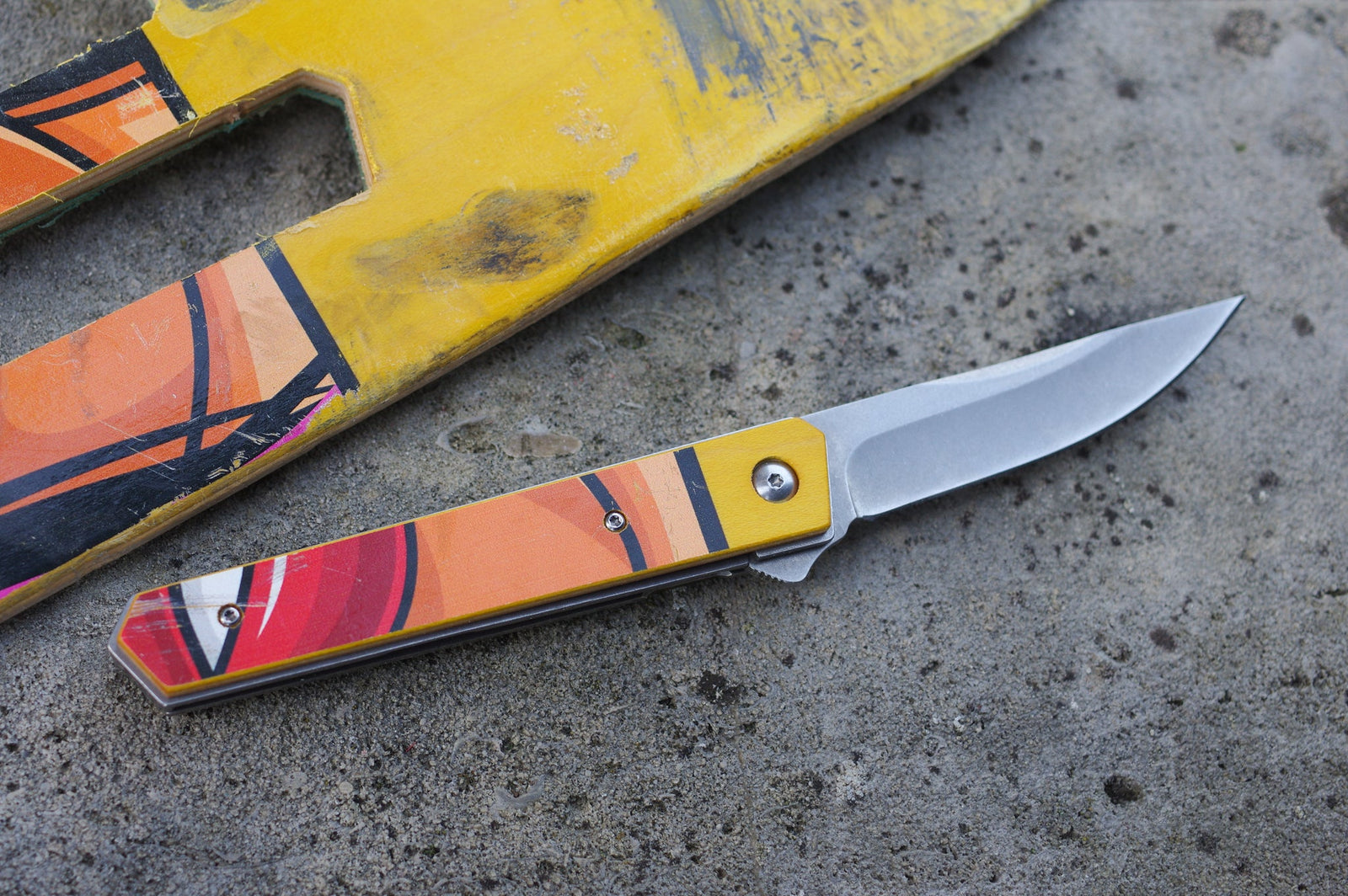 Couteau 7PLIS skateboard recyclé jaune orange et rouge - 7PLIS