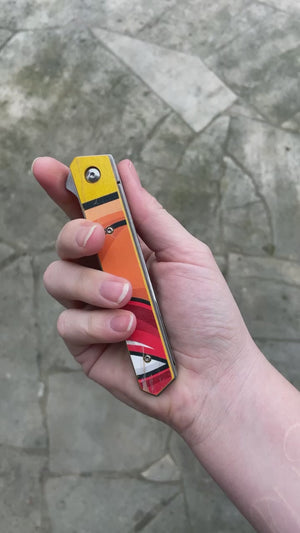 Couteau 7PLIS skateboard recyclé jaune orange et rouge