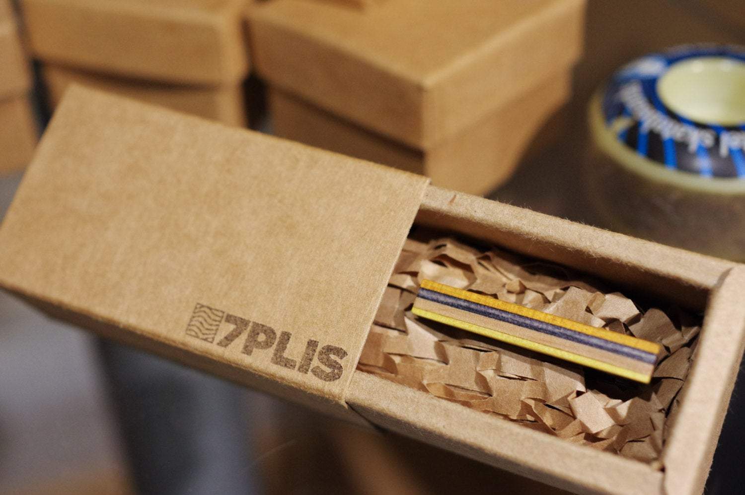 Pince à cravate recyclée à partir de skateboards usagés bois orange jaune noir brun marron - 7PLIS