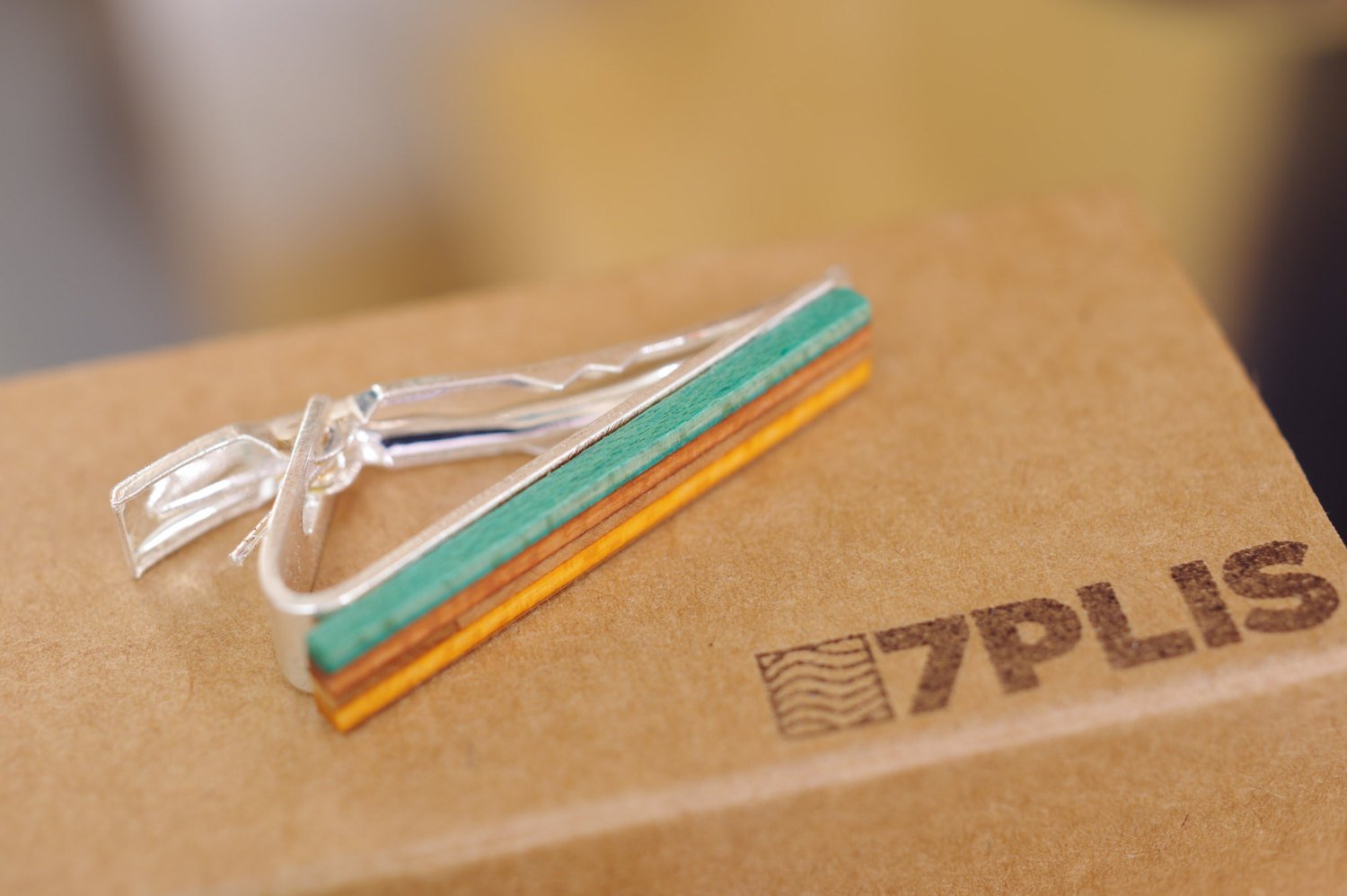 Pince à cravate recyclée à partir de skateboards usagés bois orange vert rouge brun marron - 7PLIS