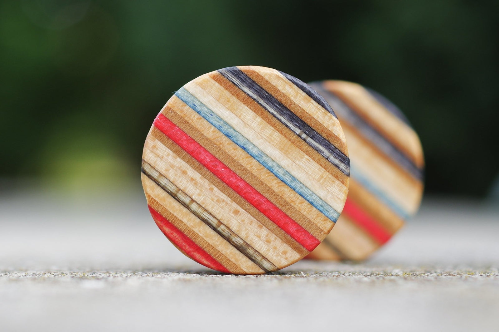 Plug SKATEBOARD recyclé rouge bleu ciel noir bois - 7PLIS