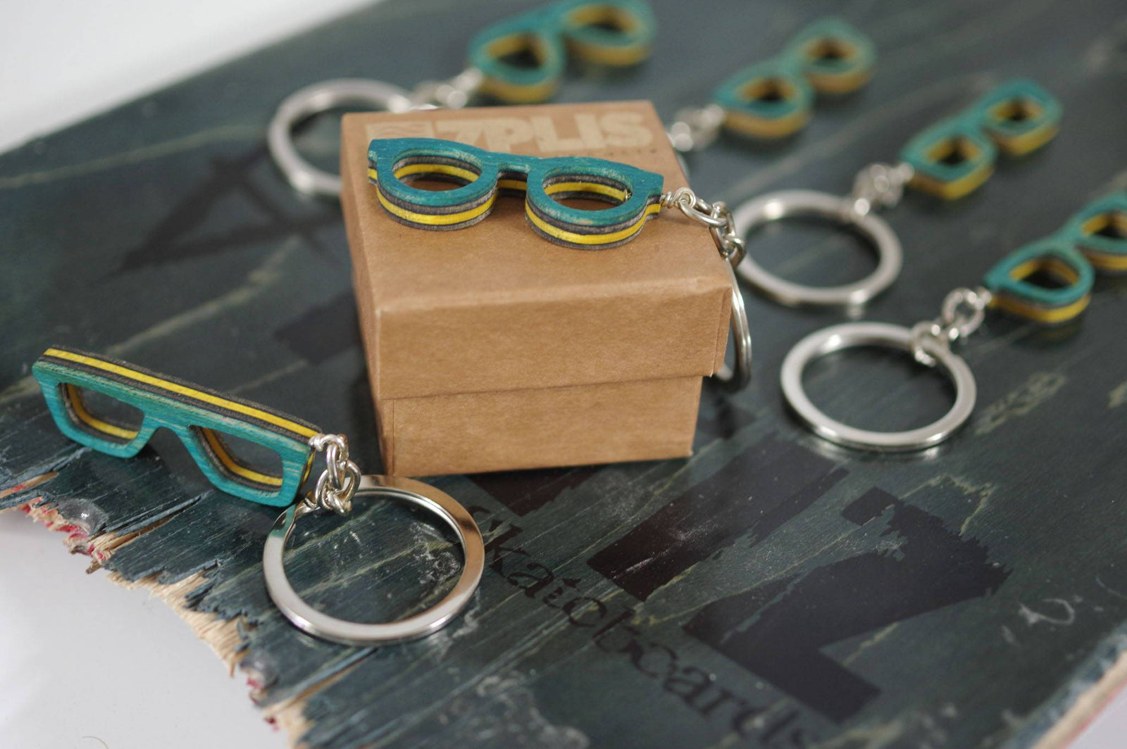 Porte-clés 7PLIS recyclé à partir de skateboard usagé - Bleu jaune et noir - 7PLIS