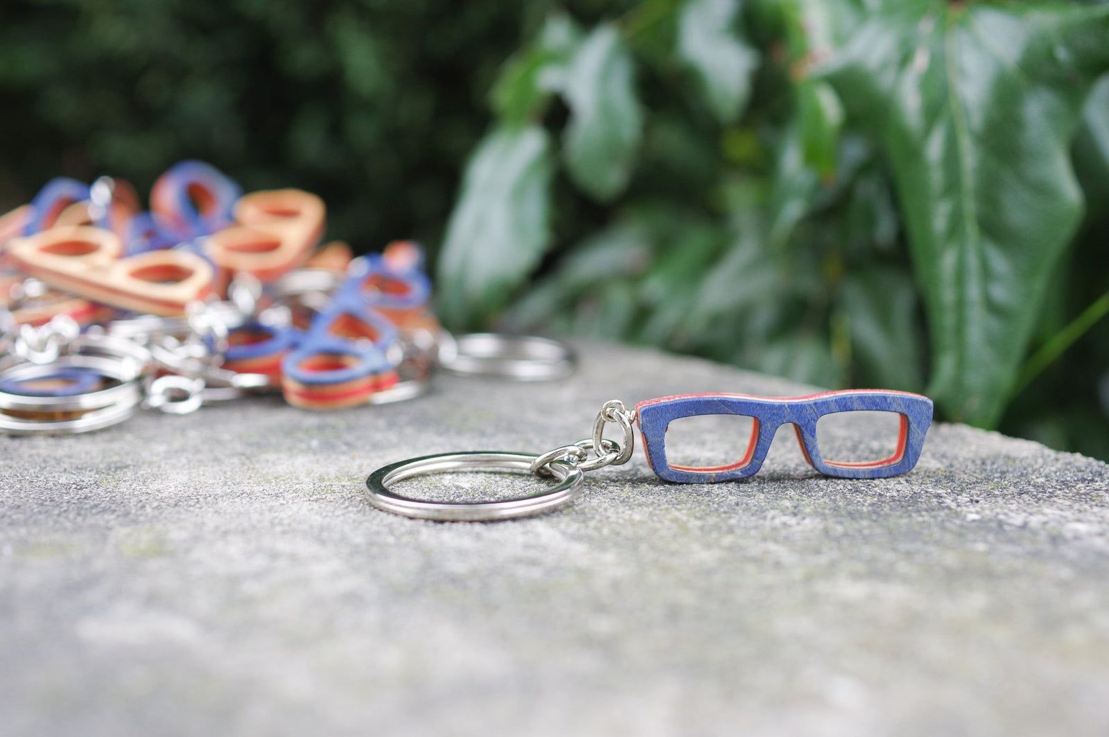 Porte-clés 7PLIS recyclé à partir de skateboard usagé - Bleu rouge et bois - 7PLIS