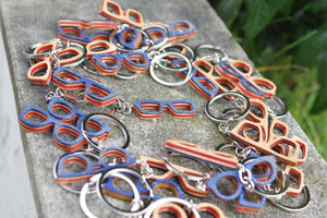 Porte-clés 7PLIS recyclé à partir de skateboard usagé - Bleu rouge et bois - 7PLIS