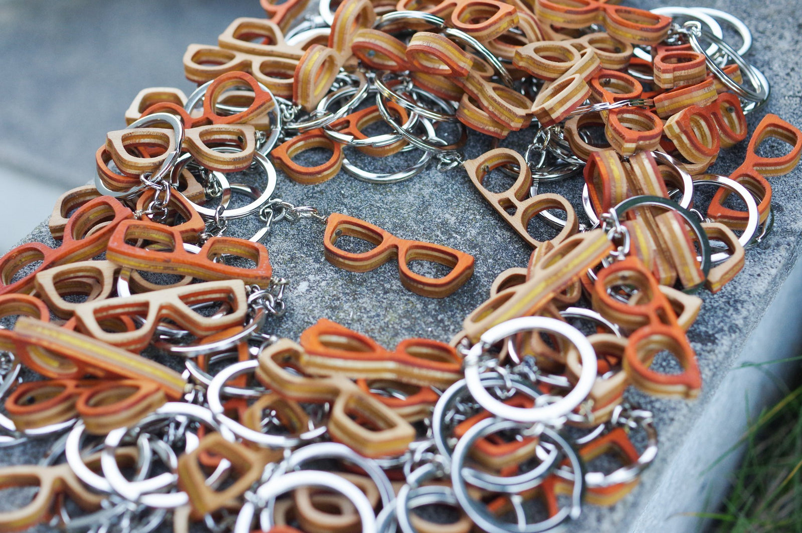 Porte-clés 7PLIS recyclé à partir de skateboard usagé - orange et bois - 7PLIS