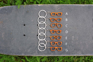 Porte-clés 7PLIS recyclé à partir de skateboard usagé - orange et bois - 7PLIS
