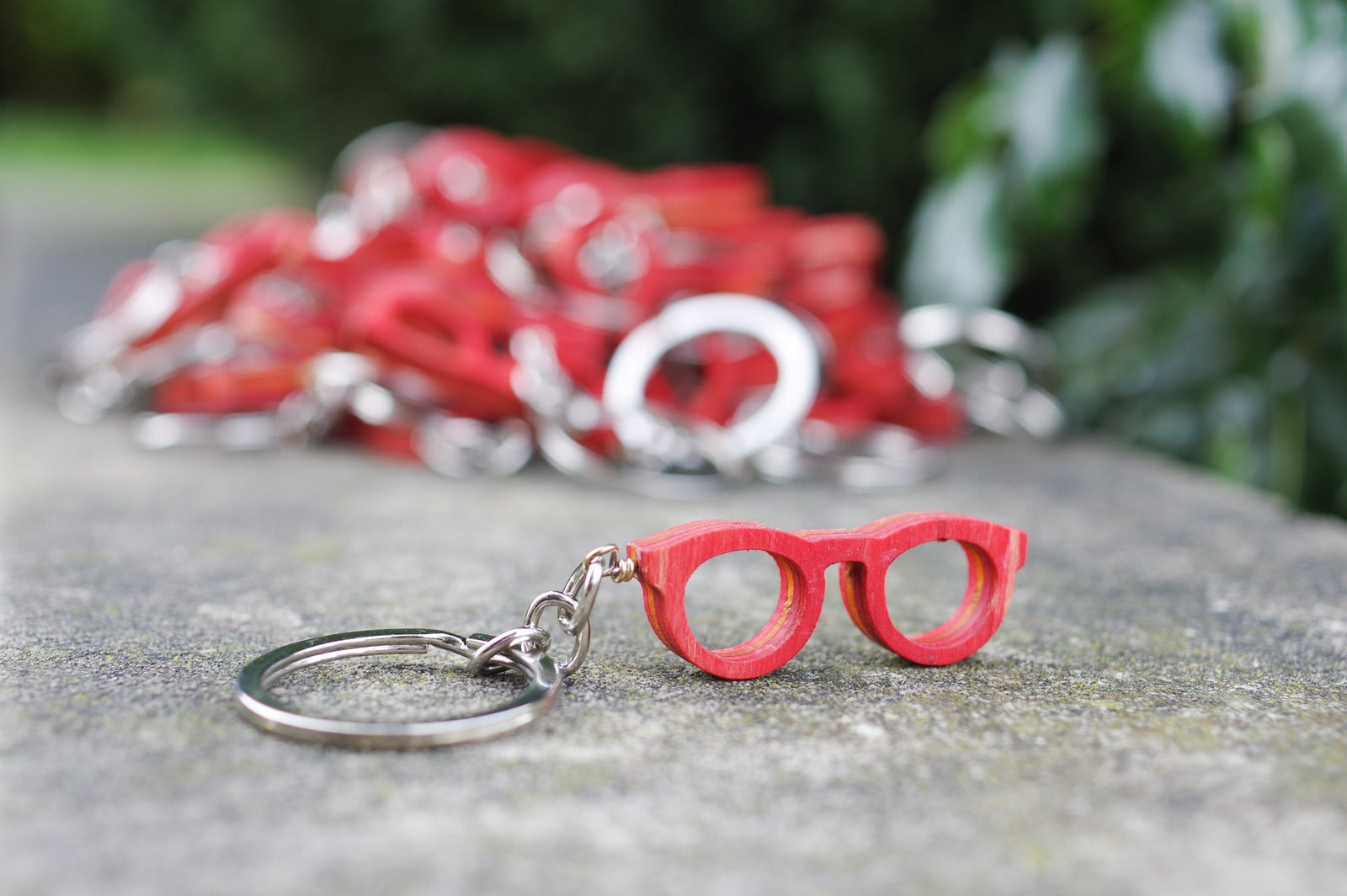 Porte-clés 7PLIS recyclé à partir de skateboard usagé - rouge et bois - 7PLIS