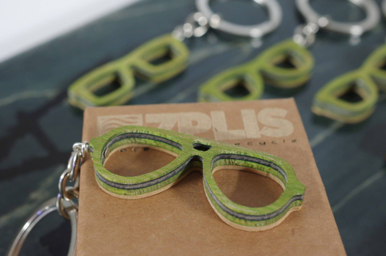 Porte-clés 7PLIS recyclé à partir de skateboard usagé - Vert, noir et bois - 7PLIS