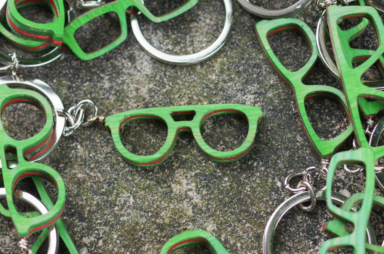 Porte-clés 7PLIS recyclé à partir de skateboard usagé - vert rouge et bois - 7PLIS