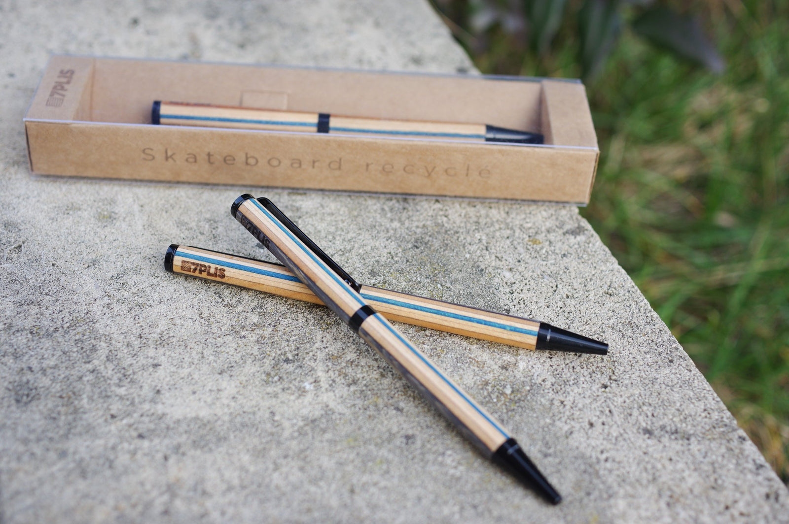 Stylo bille 7PLIS skateboard recyclé bleu bois - 7PLIS