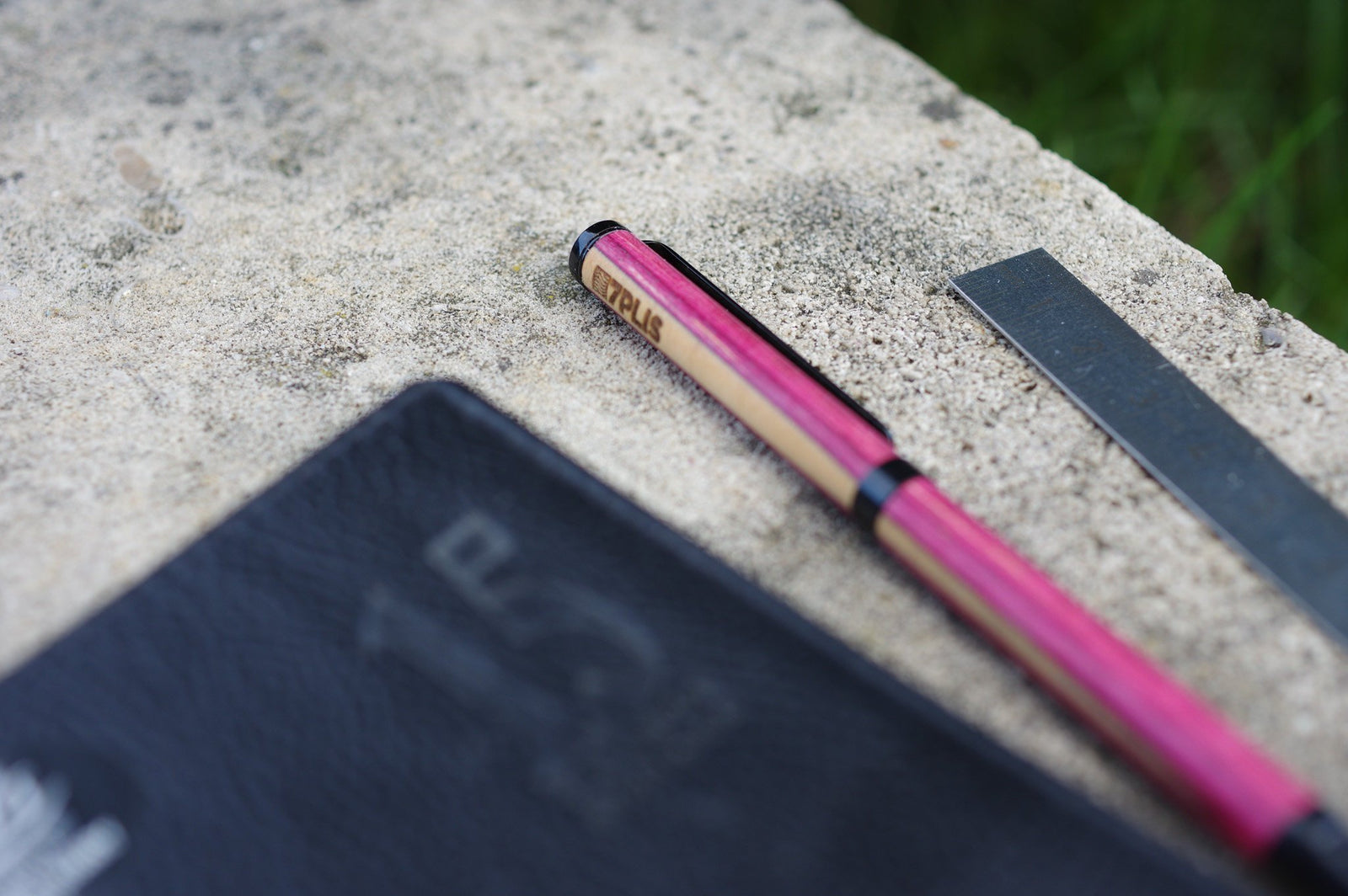 Stylo bille 7PLIS skateboard recyclé noir rose et bois - 7PLIS