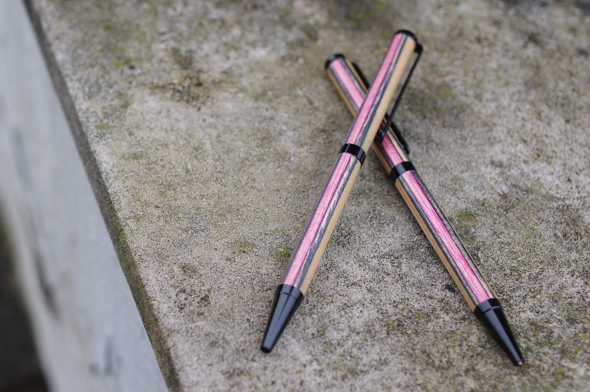 Stylo bille 7PLIS skateboard recyclé rose et noir - 7PLIS