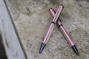 Stylo bille 7PLIS skateboard recyclé rose et noir - 7PLIS