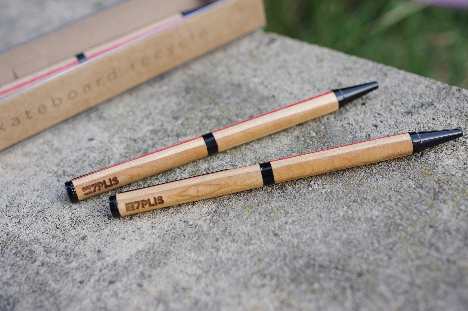 Stylo bille 7PLIS skateboard recyclé rouge et bois - 7PLIS