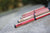 Stylo bille 7PLIS skateboard recyclé rouge framboise et bois - 7PLIS