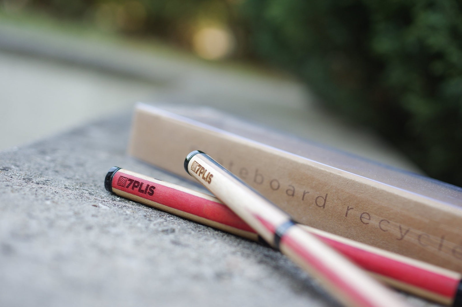 Stylo bille 7PLIS skateboard recyclé rouge framboise et bois - 7PLIS