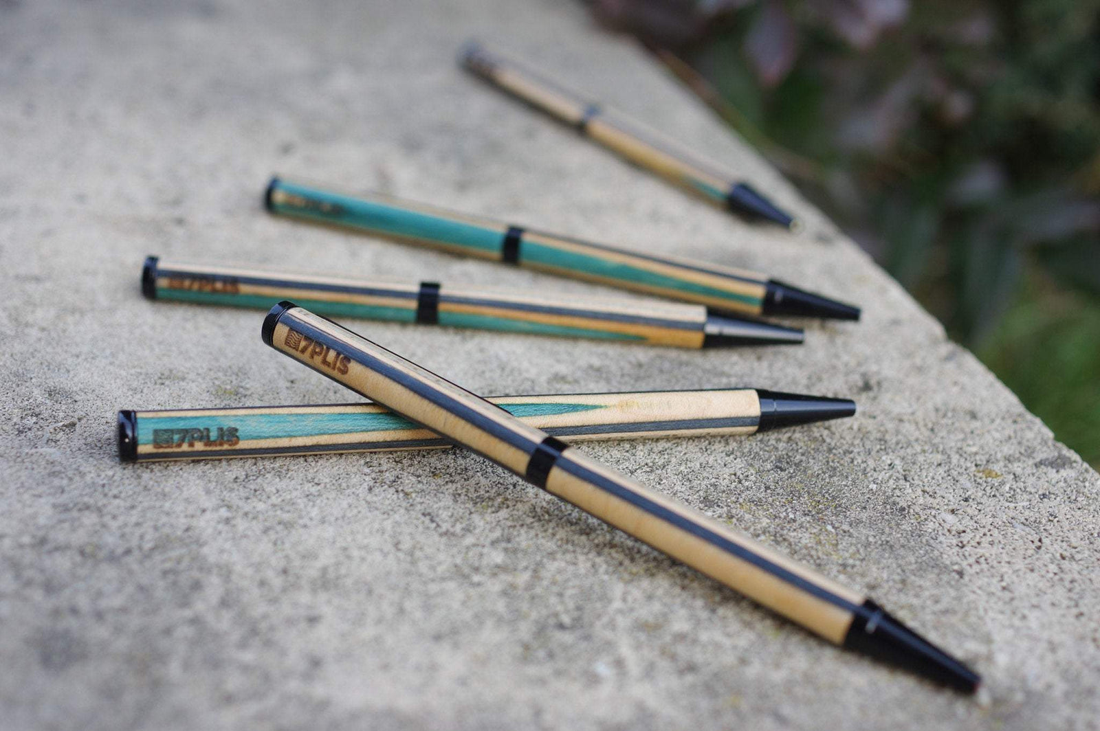 Stylo bille 7PLIS skateboard recyclé turquoise bleu noir - 7PLIS