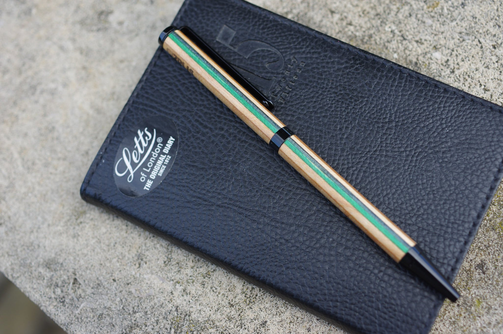 Stylo bille 7PLIS skateboard recyclé vert noir et bois - 7PLIS